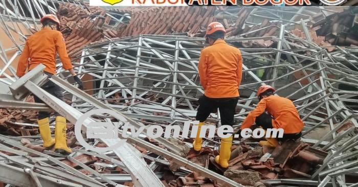 Tragedi Ambruknya Atap SMA Negeri 1 Ciampea , Delapan Siswa Terluka