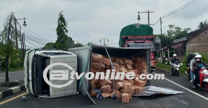 Truk Boks Muatan Minuman Kemasan Terguling di Jalan Jogja-Solo