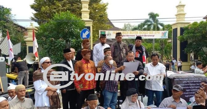 Ketua DPRD Solo Temui Massa Demo, Tuntutan Dukung Hak Angket dan Penolakan Pemilu 2024