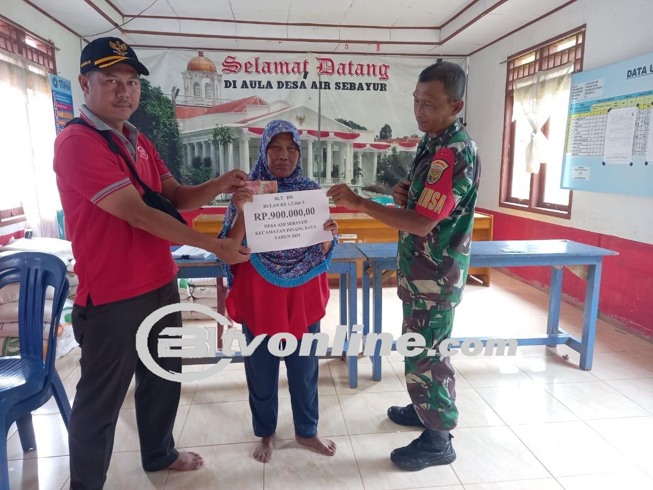 Perdana Ditahun 2024 Pemdes Air Sebayur Serahkan BLT DD Kepada Masyarakat