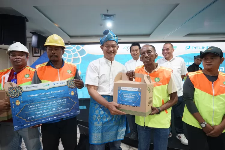 Pelindo Multi Terminal Bagikan Ribuan Paket Takjil dan Sembako serta Santunan Anak Yatim