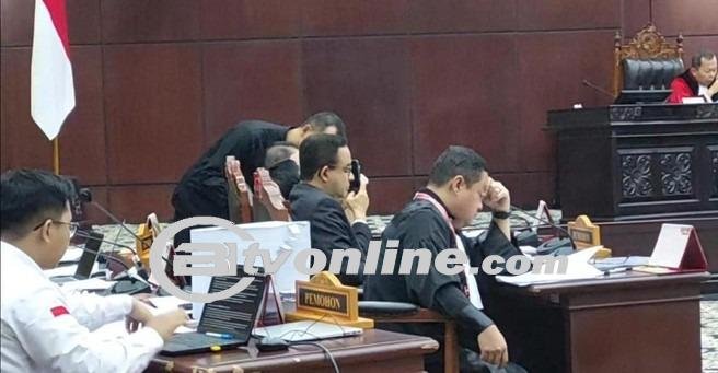 Cak Imin-Syaugi Hadir di Sidang Perdana Sengketa Pilpres, Sempat Dihampiri Petugas MK