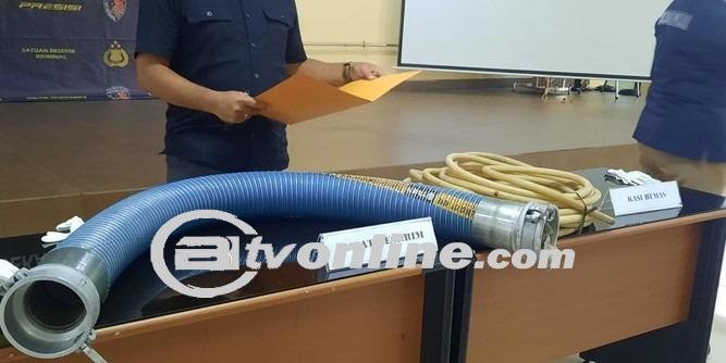 Polisi Pamerkan Selang Bensin Terkontaminasi Air di SPBU Bekasi, Kelima Pelaku Diamankan