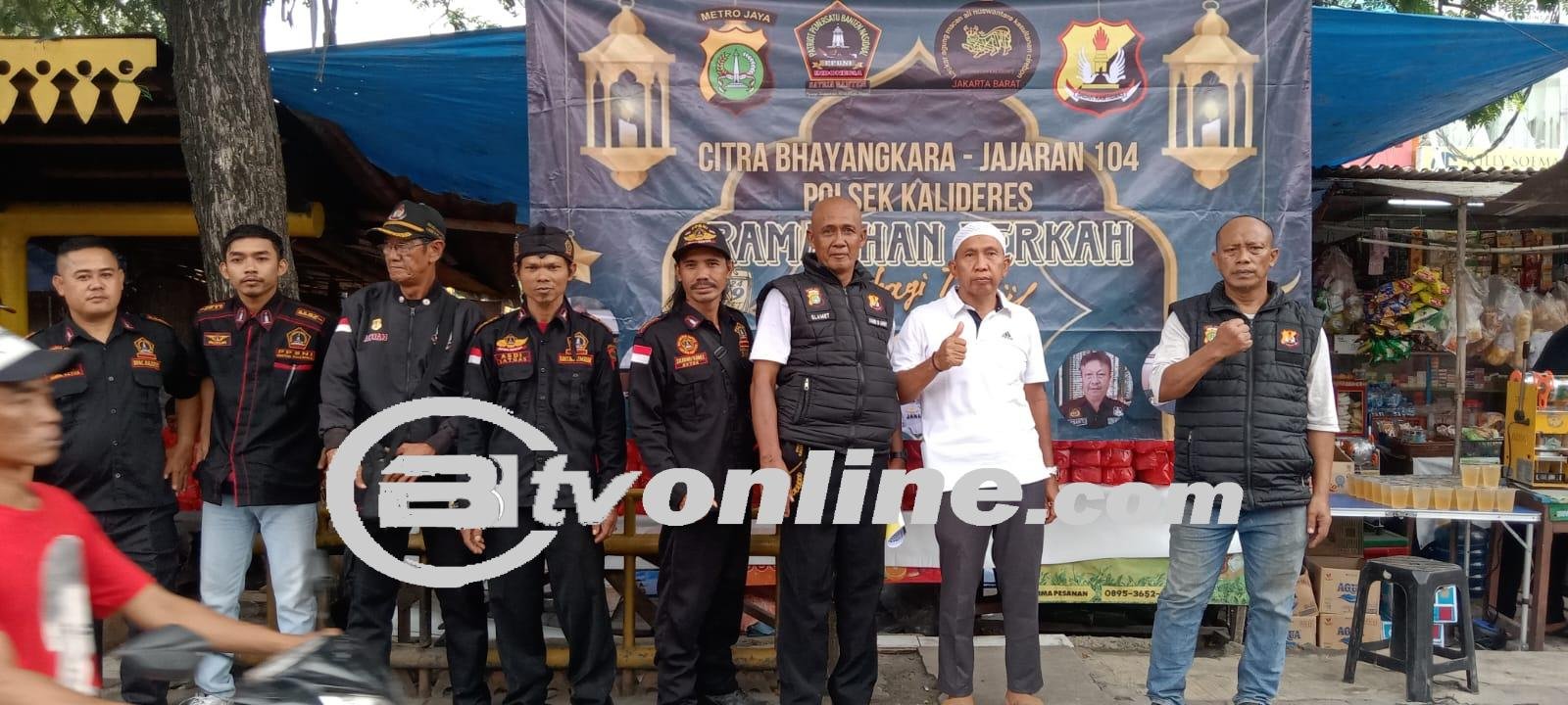 Citra Bhayangkara Polsek Kalideres Beserta Ormas  PPBNI SATRIA BANTEN Berbagi Takjil