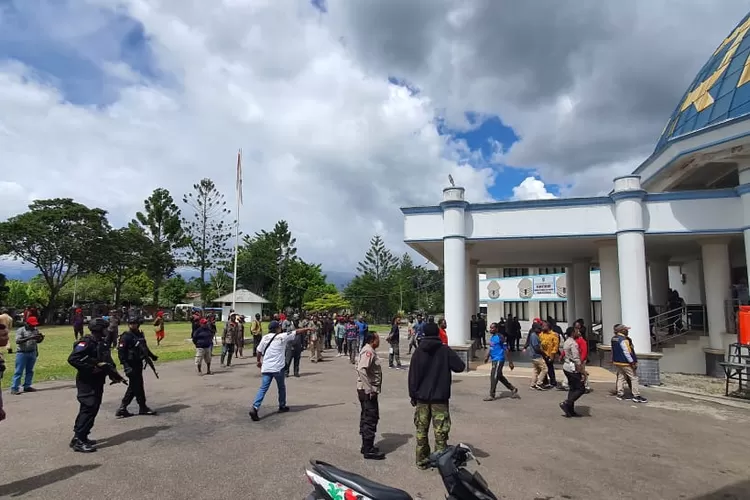 Kerusuhan Brutal, Massa Serang Gedung DPRD Jayawijaya dan Aniaya Komisioner KPU