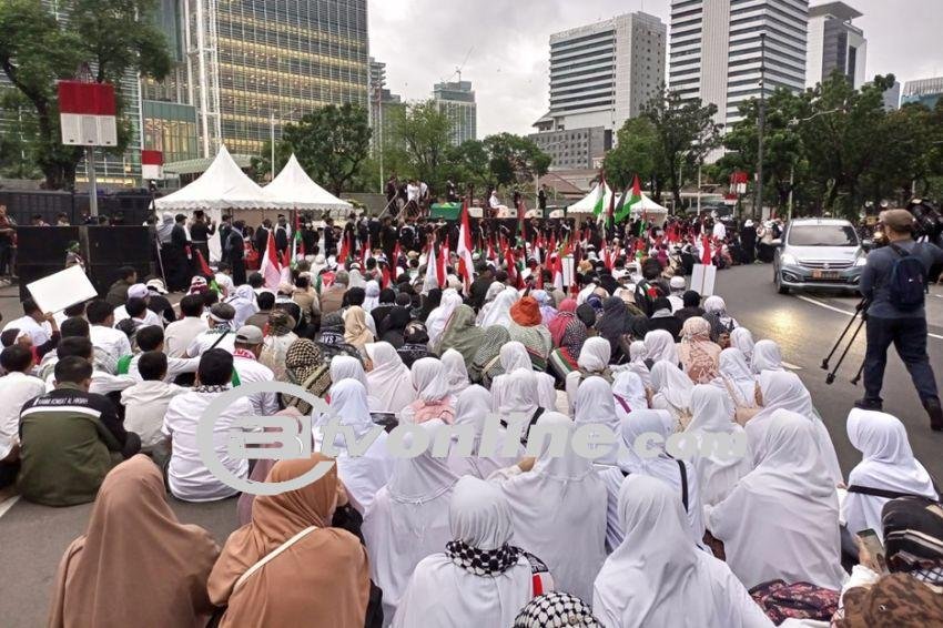 Massa Aksi Bela Palestina Gagal Long March ke Bundaran HI, Polisi Tutup Akses Jalan