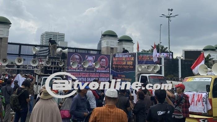 Massa Demo di DPR: Akses Jalan Gatsu ke Slipi dan Exit Tol Senayan Ditutup