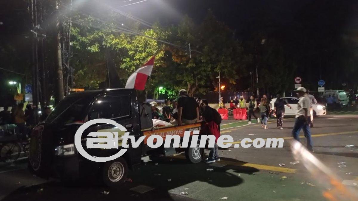 Suasana Memanas di Depan KPU RI: Massa Aksi Bertahan Meski Api Berembus