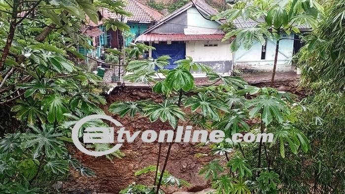 Tebing Sungai Longsor, 2 Motor Warga Terbawa Arus di Katulampa Bogor