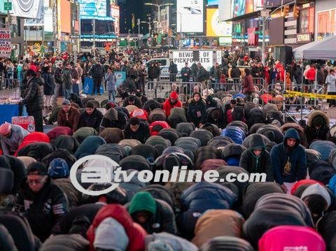 Ratusan Warga Muslim AS Awali Ramadan dengan Salat Tarawih di Times Square