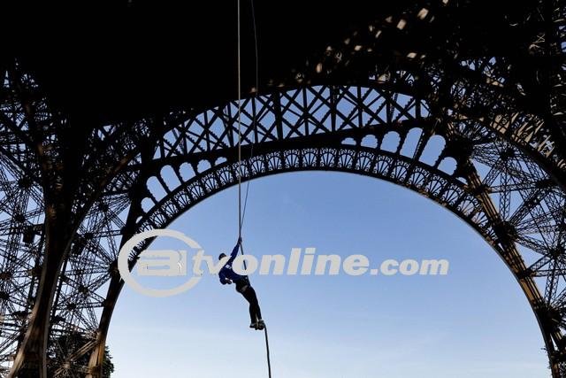 Atlet Perempuan Prancis Panjat Menara Eiffel Pakai Tali, Pecahkan Rekor Dunia