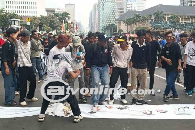 Aksi Demonstrasi Massa di MK, Bakar Topeng Berwajah Megawati Hingga Hasto