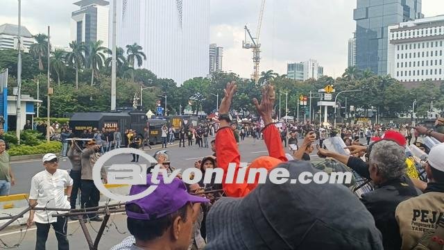 Demo di Patung Kuda Ricuh! Massa Pro-Kontra Prabowo-Gibran Saling Lempar Batu