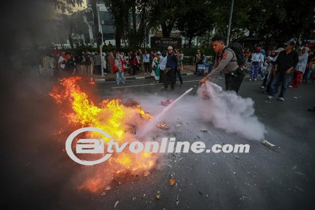 Demo di Patung Kuda Bubar, Massa Sempat Bakar Ban dan Kardus
