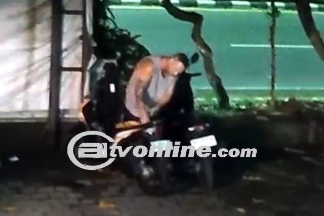 Aksi Bule Curi Bensin dari Motor Parkir, Mencuri Perhatian