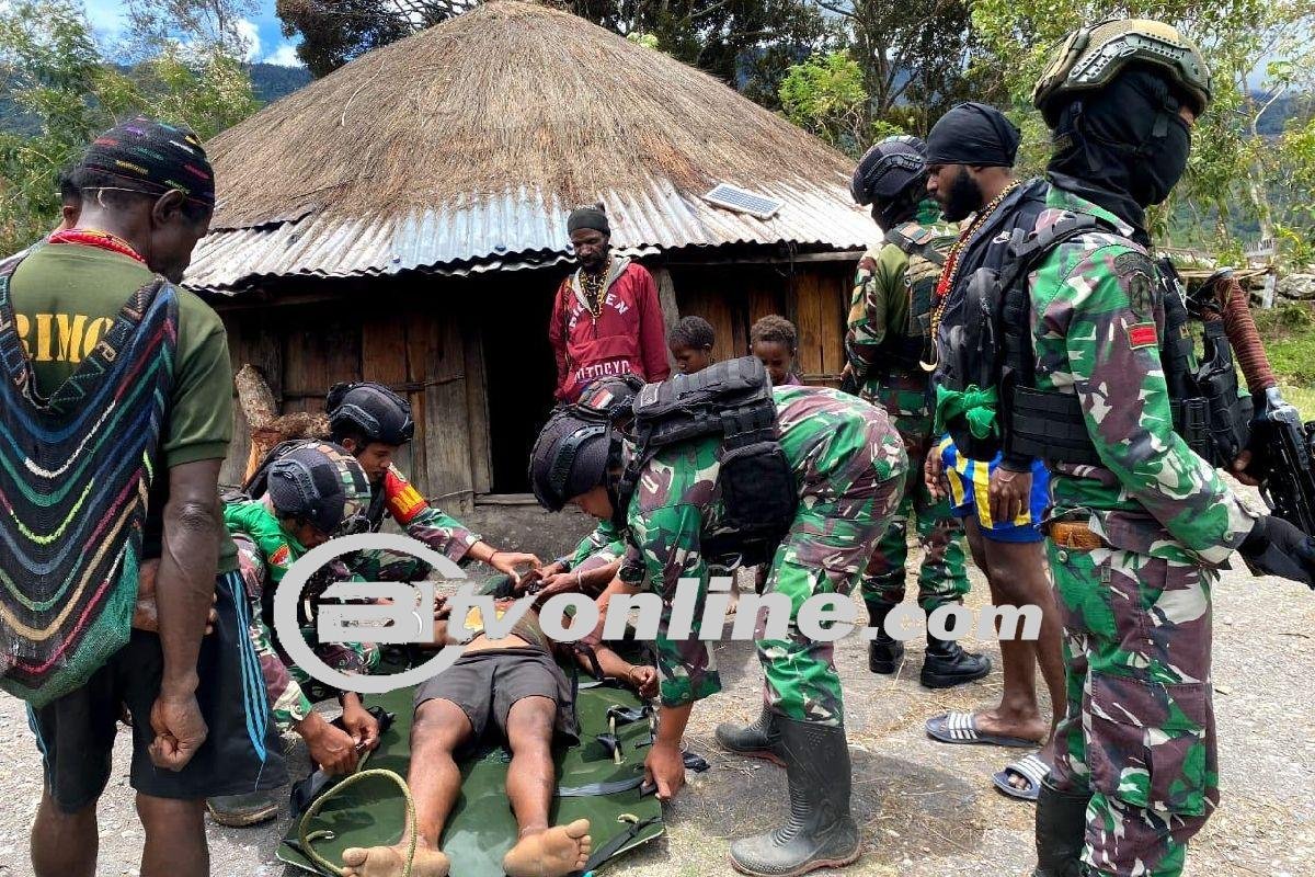 Prajurit Yonif 751/VJS Bantu Evakuasi Warga Sakit ke Puskesmas Sinak