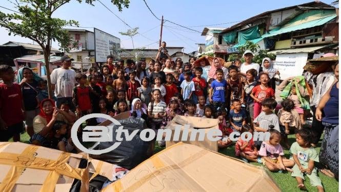 Prabowo Subianto Memberi Bantuan Pada Warga Kampung Nelayan di Muara Angke