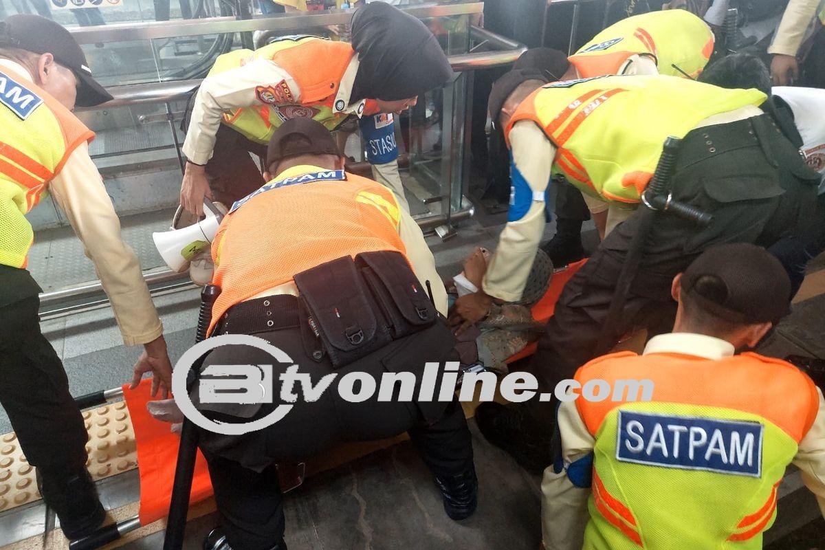 Wanita Terperosok di Celah Peron dan Gerbong KRL Stasiun Manggarai, Insiden Mengejutkan di Transportasi Umum