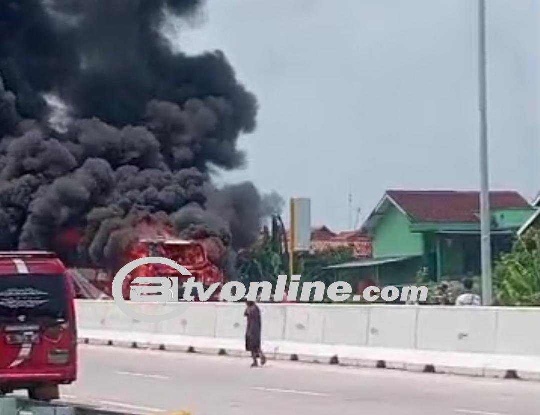 Bus Terbakar di Exit Tol Adiwerna Tegal, Tidak Ada Korban Jiwa