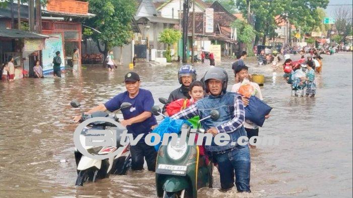 Banjir Melumpuhkan Jalur Pantura Pasuruan, Puluhan Warga Terisolasi