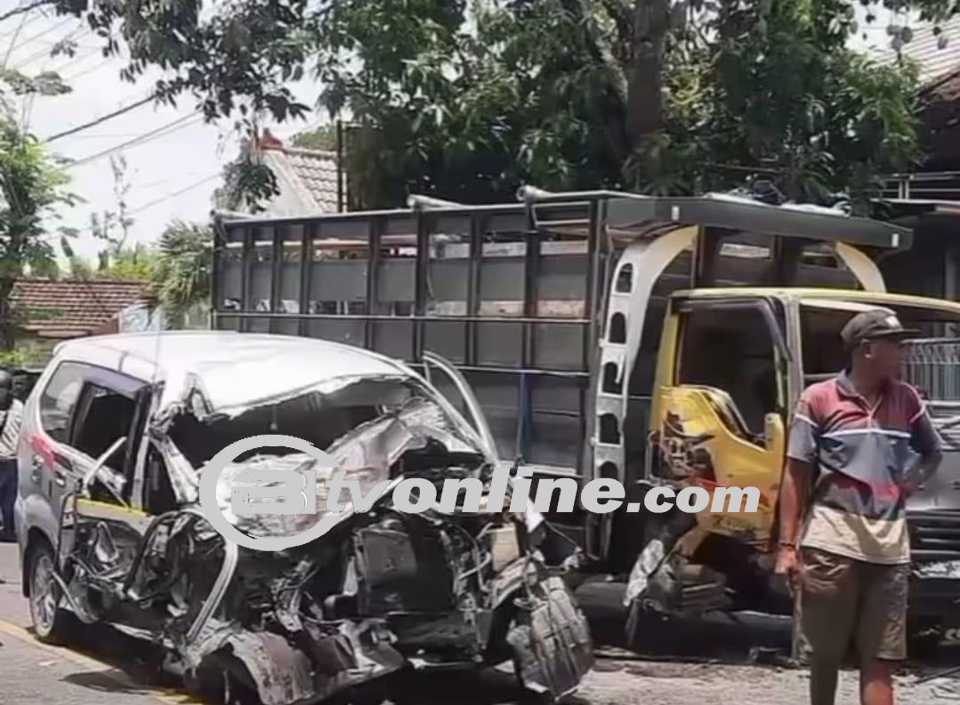 Kecelakaan Maut di Pasuruan, Tiga Orang Tewas dalam Tabrakan Mobil dan Truk