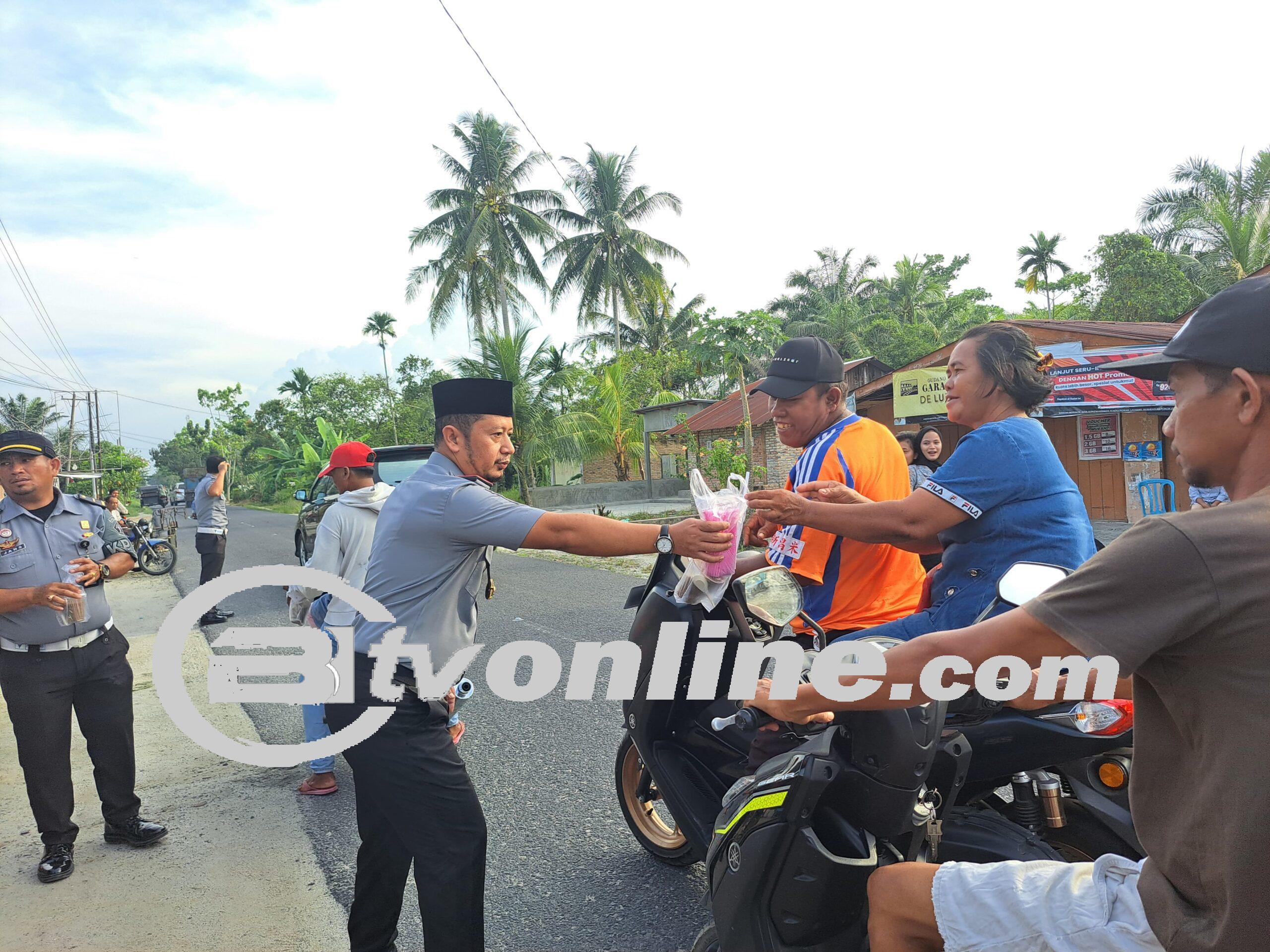 Berikan Kebaikan Ramadhan, Petugas Lapas Labuhan Ruku Antusias Berbagi Takjil Gratis Peringatan HBP Ke-60