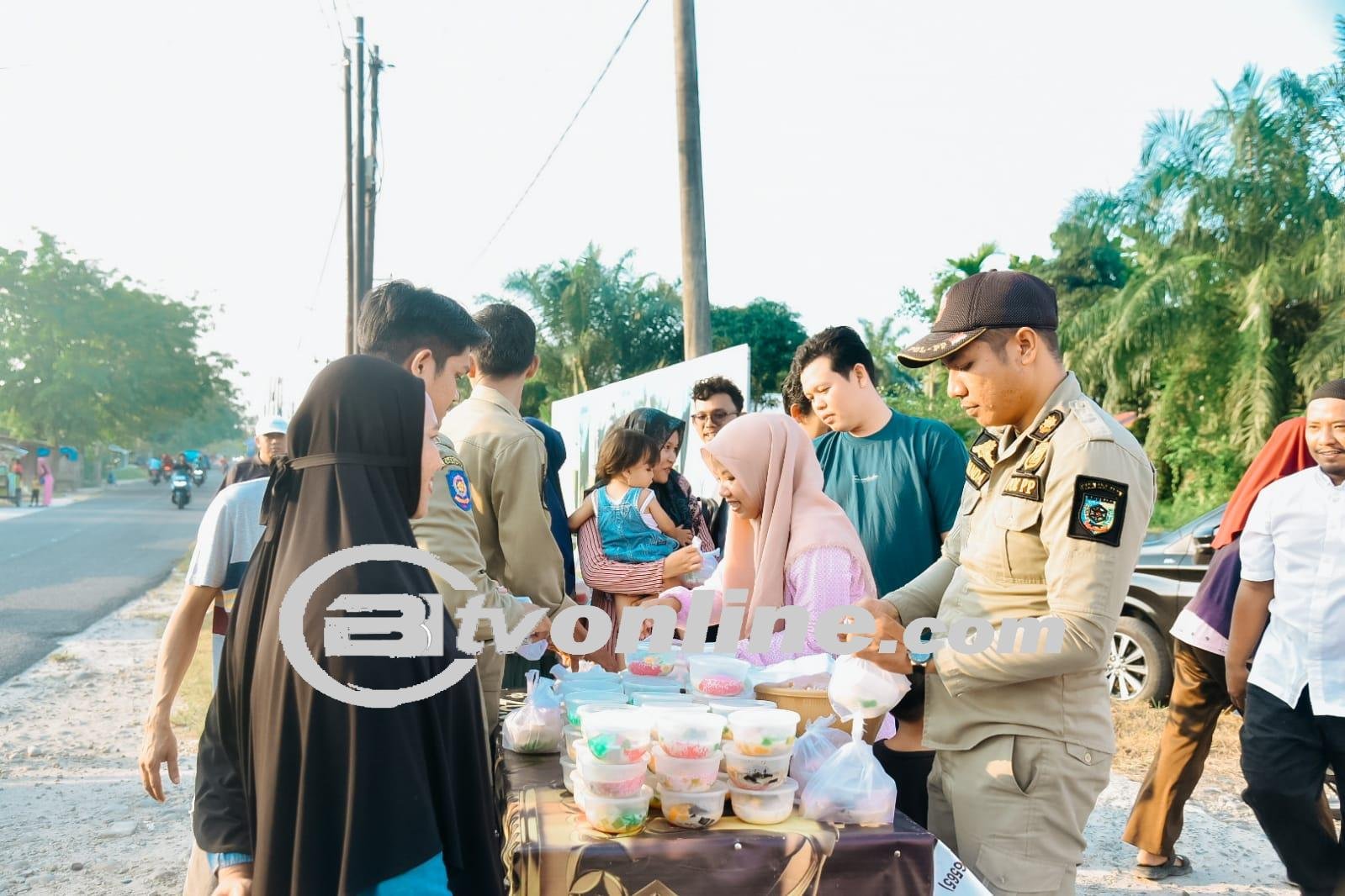 Tingkatkan dan Perkenalkan UMKM Batu Bara, Pj. Bupati Nizhamul Borong dan Bagikan Takjil Gratis