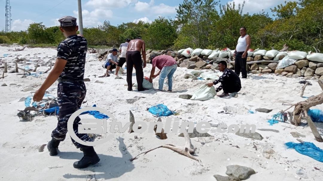 Gotong Royong Membuat Tanggul, Pemdes Bandar Rahmat dan Bhabinpotmar AL Tanjung Tiram Bersatu Melawan Ancaman Abrasi yang Semakin Parah!