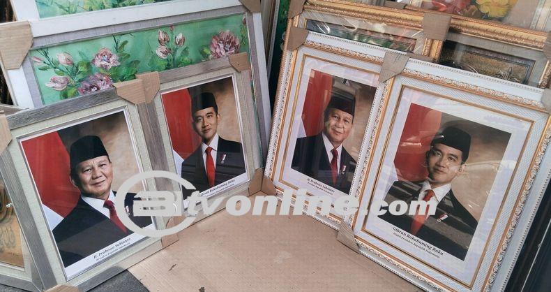 Ramainya Penjualan Foto Prabowo-Gibran Sebagai Presisen dan Wapres di Pasar Baru