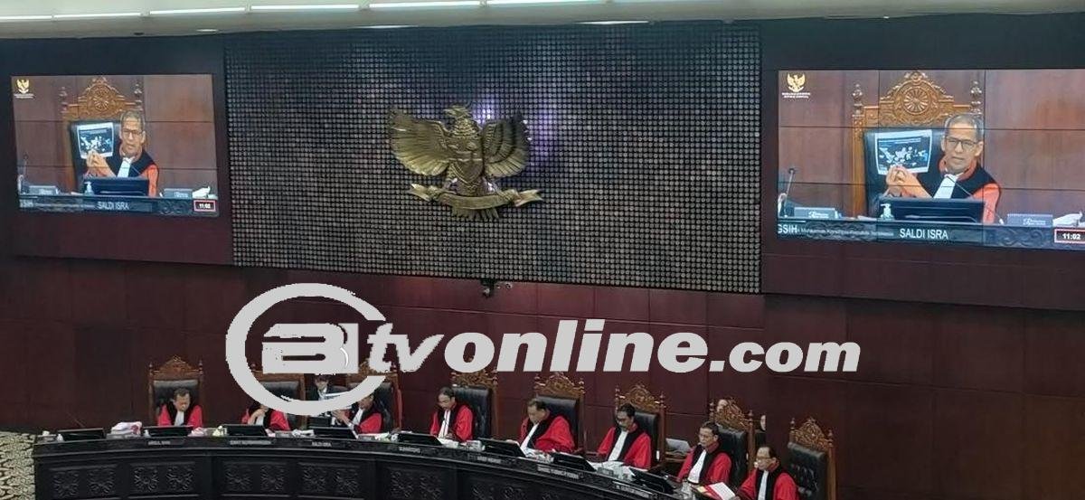 Hakim MK Saldi Isra Pamerkan Peta Presiden Bagi-bagi Bansos di Sidang MK