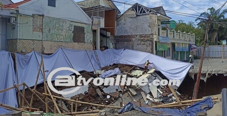 Tanah Longsor di Perumahan Permata Puri, 2 Orang Warga Sempat Tertimbun