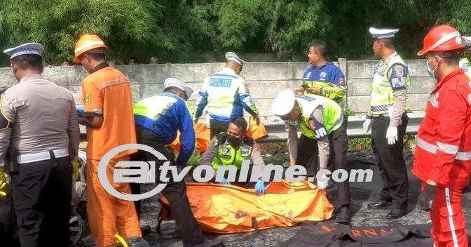 Menko PMK Muhadjir Effendy Kunjungi Korban Kecelakaan Maut Tol Jakarta-Cikampek Km 58