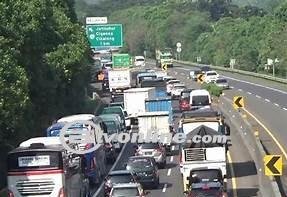 Melintasi Titik-Titik Kepadatan, Update Arus Tol Cipularang Arah Jakarta Sore Ini