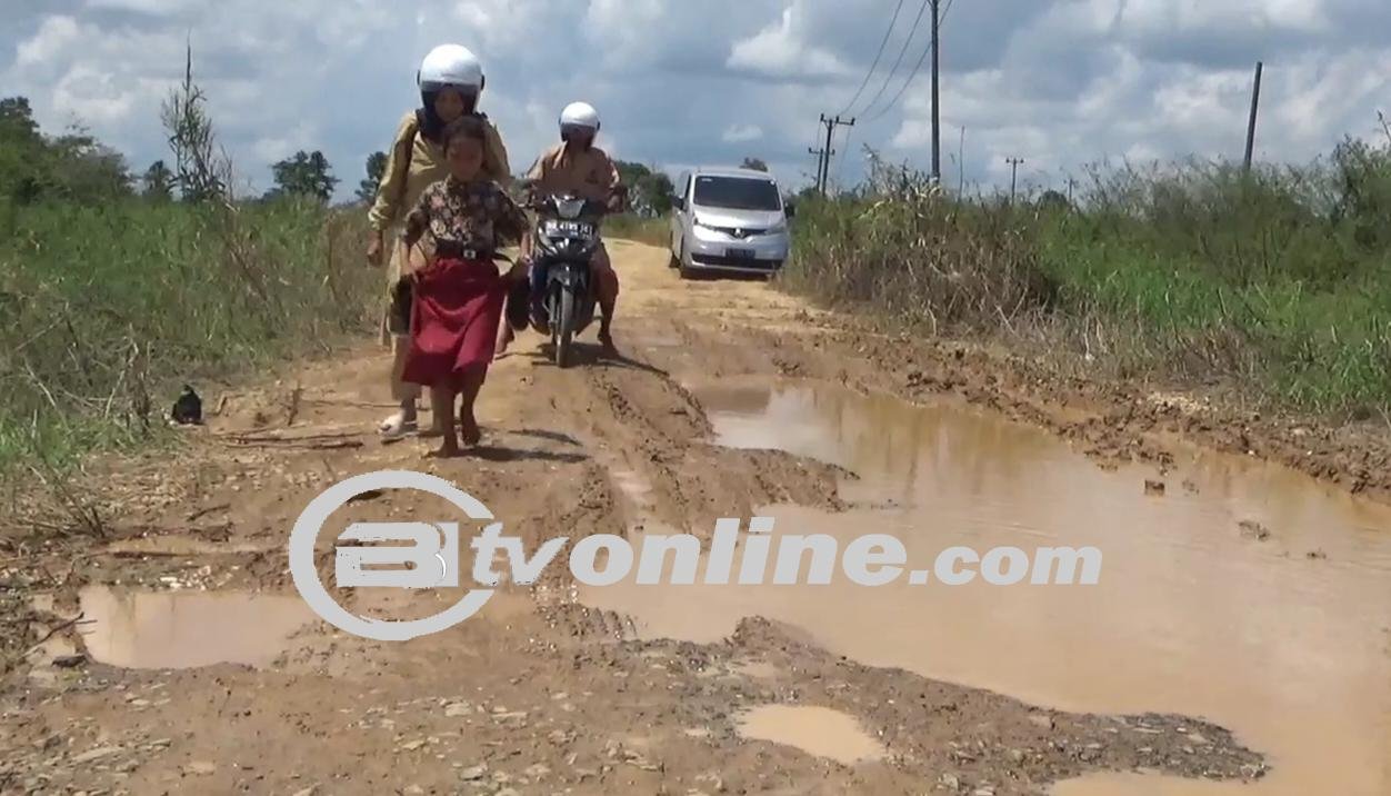 Warga Kecamatan Taman Rajo Muaro Jambi Mengeluhkan Kondisi Jalan Rusak