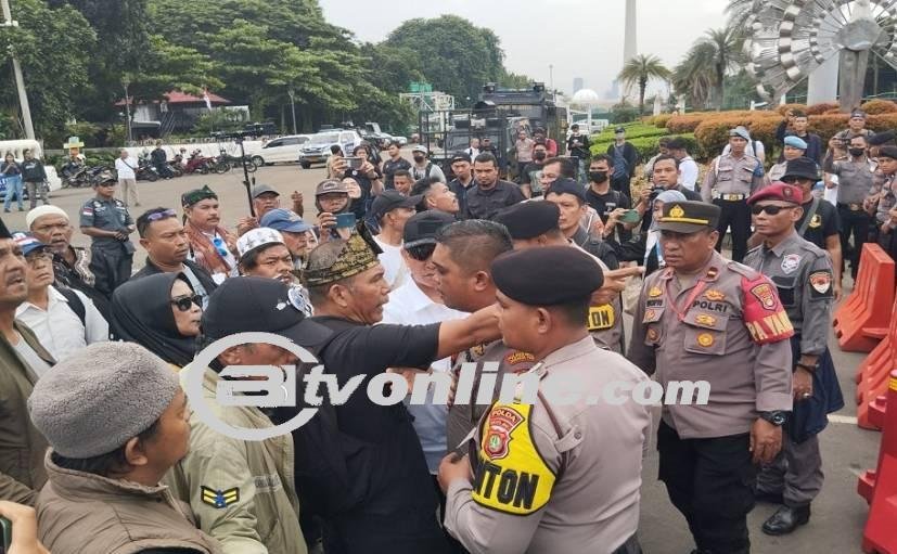 Massa Pendukung 02 dan 01 Demo di Patung Kuda, Ada Aksi Saling Lempar Batu