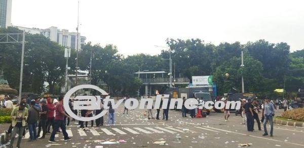 PPSU Bersihkan Sampah Berserakan, Setelah 2 Kubu Demo Bubar dari Patung Kuda