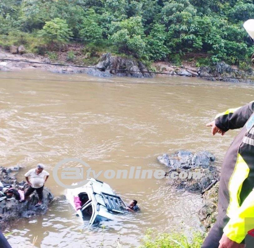 Tersungkur ke Dalam Sungai,Kecelakaan Mobil Pemudik di Mandailing Natal