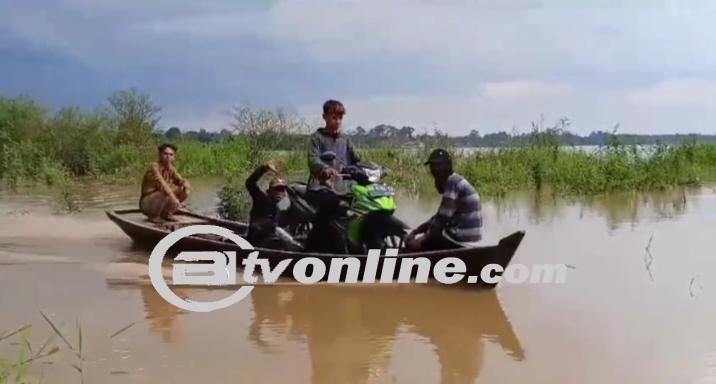 Banjir Luapkan Sungai Batanghari Putuskan Akses Jalan Kabupaten di Muaro Jambi,Warga Terancam Isolasi!