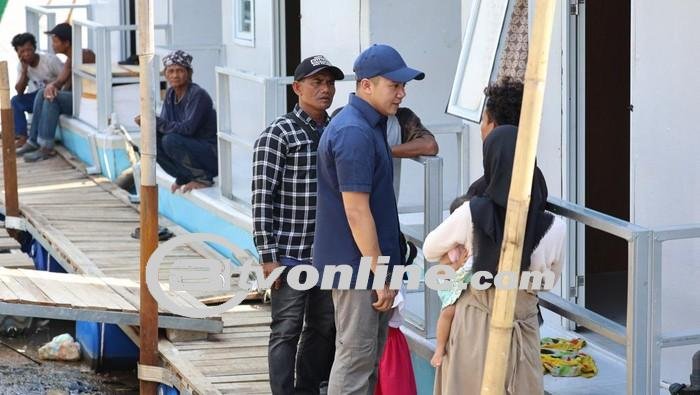 Ajudan Menhan Mayor Teddy Beri Bingkisan Pada Warga di Hari Ulang Tahunnya