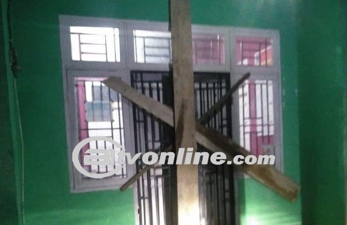 Warga Desa Pelangki Segel Kantor Desa, Protes Kebijakan Pemotongan Bansos