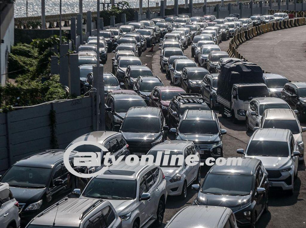 Antrean Panjang di Pelabuhan Merak Disorot Jokowi, Ini Kata Menhub