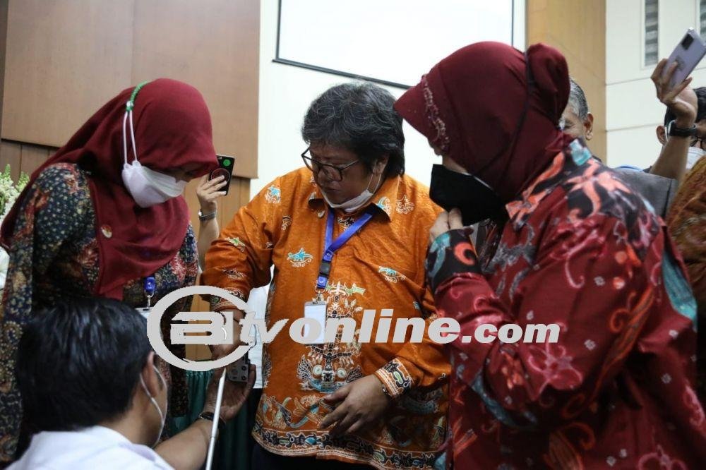 Menteri Sosial Risma Beri Bantuan Alat Bionik, Dorong Konten Kreator Penyandang Disabilitas