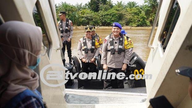 Misi Keselamatan, Kapolda Riau Beri Cokelat dan Cek Kapasitas Kapal saat Patroli Arus Balik