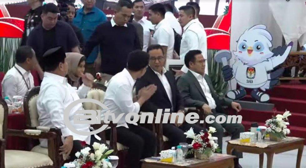 Momen Gibran dan Anies Ngobrol Santai di Acara Penetapan Presiden-Wakil Presiden Terpilih