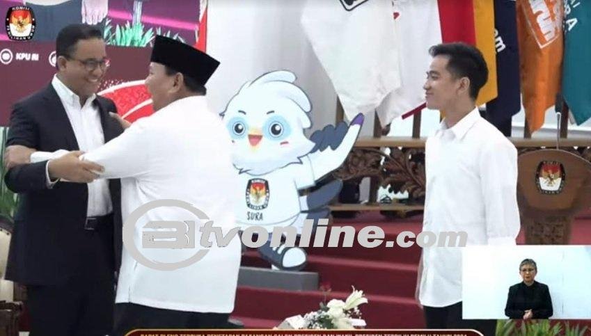Momen Langka Prabowo Cengkeram Erat Badan Anies Usai Pidato Presiden Terpilih