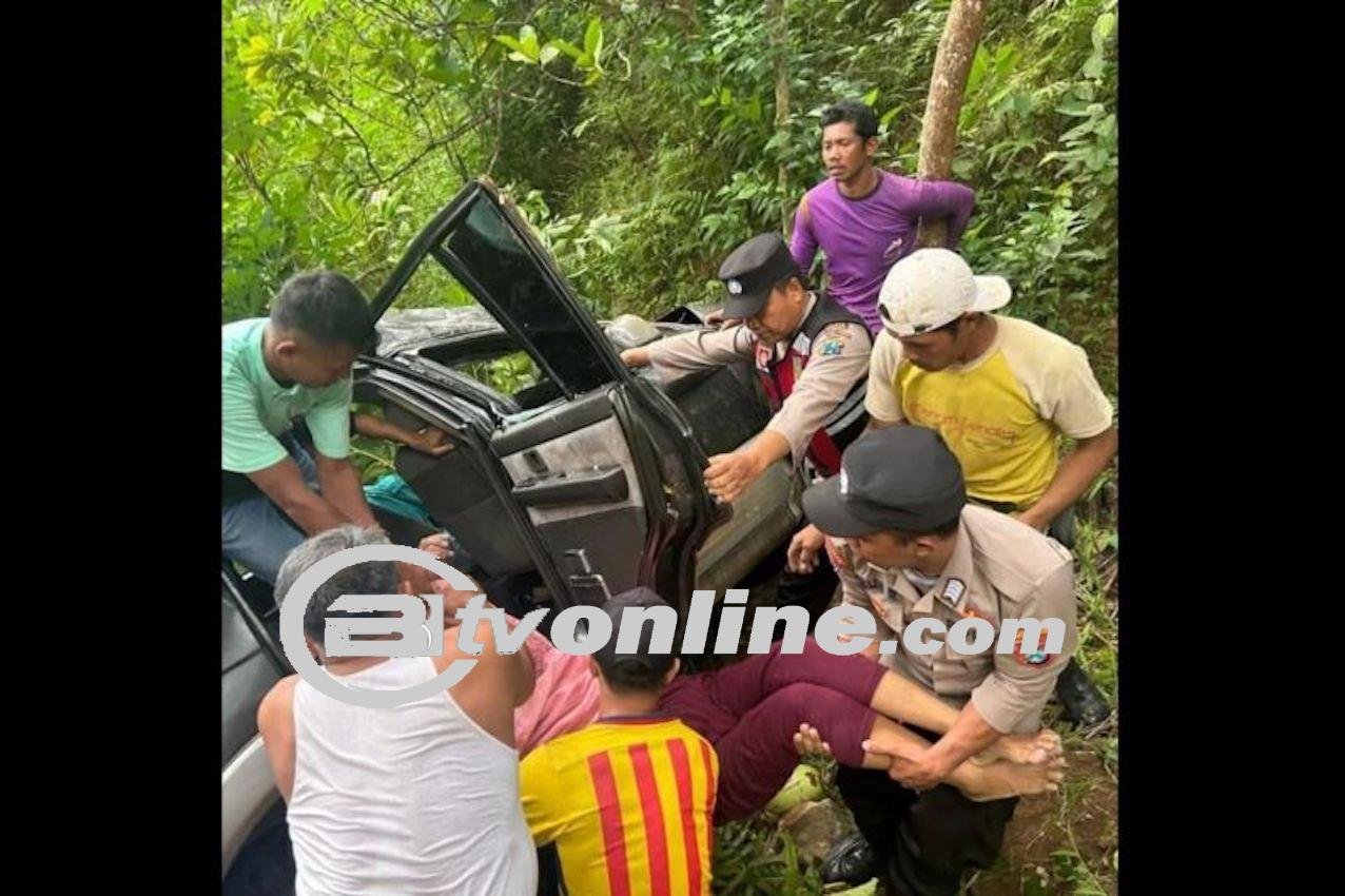 Minibus Pengangkut Pengantin Masuk Jurang di Trenggalek, 1 Orang Tewas
