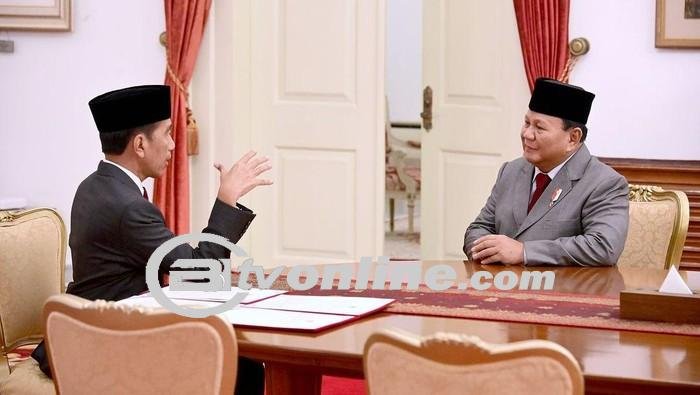 Presiden Jokowi Ngobrol Semeja dengan Prabowo di Istana