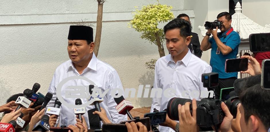 Prabowo-Gibran Kompak Hadiri KPU Dengan Berpakaian Putih-putih