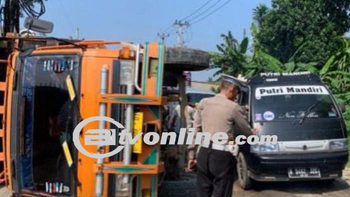Truk Tronton Terguling di  Bogor, Lalu Lintas Sempat Macet