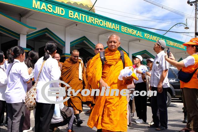 Kritik Ketua MUI Terhadap Kontroversi 44 Biksu Thudong Singgah dan Dijamu di Masjid
